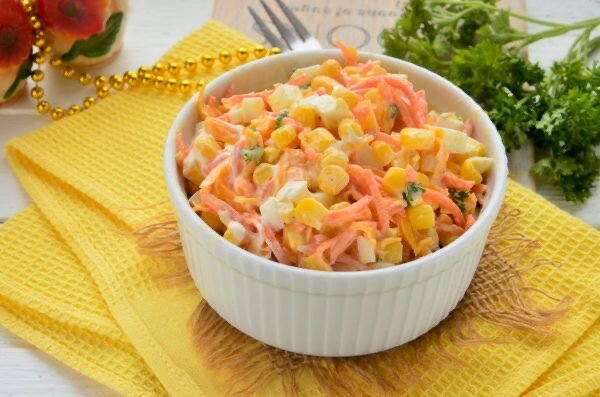 Простой, вкусный и сытный салат.
 
Состав:
Грудка куриная копчёная - 200 г
Кукуруза консервированная - 1 банка (325 г)
Сыр твердый - 150 г
Огурцы - 2 шт. (150 г)
Морковь - 1 шт.
Майонез - 100 г (по вкусу)
Соль - по вкусу
Перец черный молотый - по вкусу
 
Подготовьте продукты для салата с копченой курицей.
Как приготовить салат с копченой курицей, кукурузой и сыром:
Куриную грудку нарежьте тонкими брусочками.
Огурцы вымойте и также нарежьте брусочками.
Сыр аккуратно нарежьте тонкими полосками с помощью острого ножа.
Морковь очистите, вымойте и нашинкуйте тонкой соломкой - острым ножом или с помощью специальной насадки на кухонном комбайне (я использовала нож).
Соедините ингредиенты салата - куриную грудку, огурцы, морковь, сыр. Добавьте консервированную кукурузу, с которой предварительно слейте весь сок.
В салат с курицей, сыром, овощами и кукурузой добавьте майонез, соль и перец по вкусу.
Перемешайте салат.
Салат с копчёной курицей переложите в подходящий салатник и подавайте к столу.
Приятного аппетита!
 