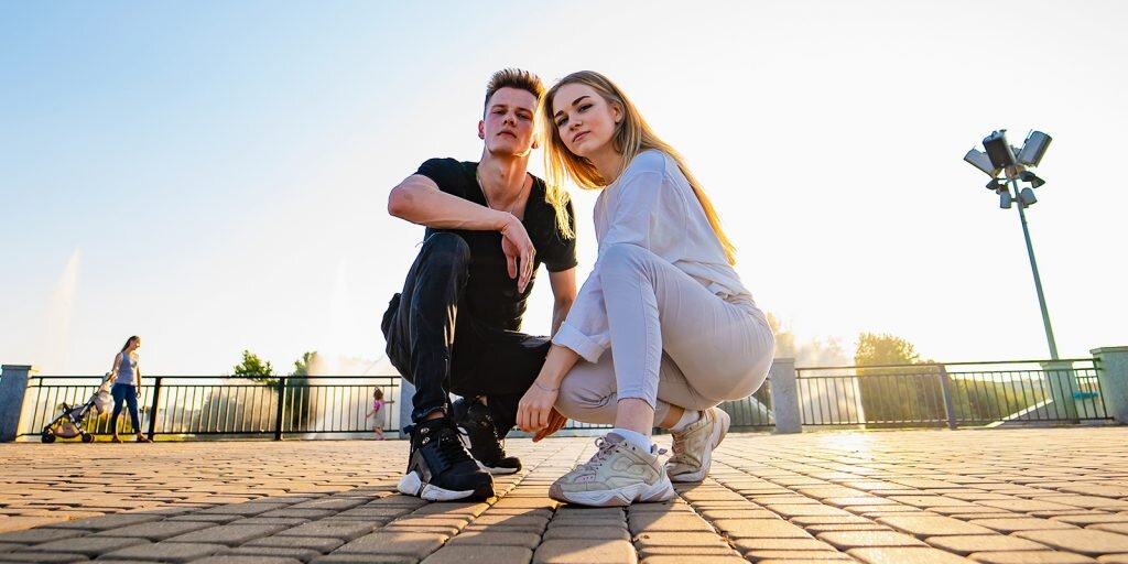 Мы всё время сидим: за обеденным и рабочим столом, по пути на работу и обратно, в кресле с книгой и на диване перед телевизором. И лишь иногда тратим время на дорогу от одного стула к другому и на короткие занятия спортом. Даже если вы достаточно тренируетесь, но при этом подолгу остаётесь в сидячем положении, вы всё равно рискуете получить проблемы со здоровьем и умереть раньше. Но есть и хорошие новости: мы можем уменьшить вред от такого образа жизни, если будем почаще опускаться на корточки. Это хорошо не только для суставов, но и для организма в целом.