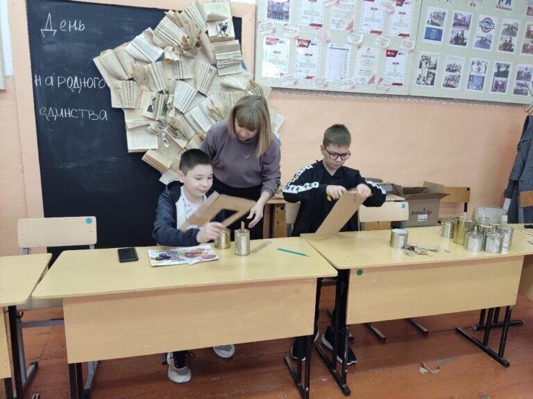    Школьники Оренбургской области на каникулах изготавливают окопные свечи для бойцов СВО Кристина Просвиркина