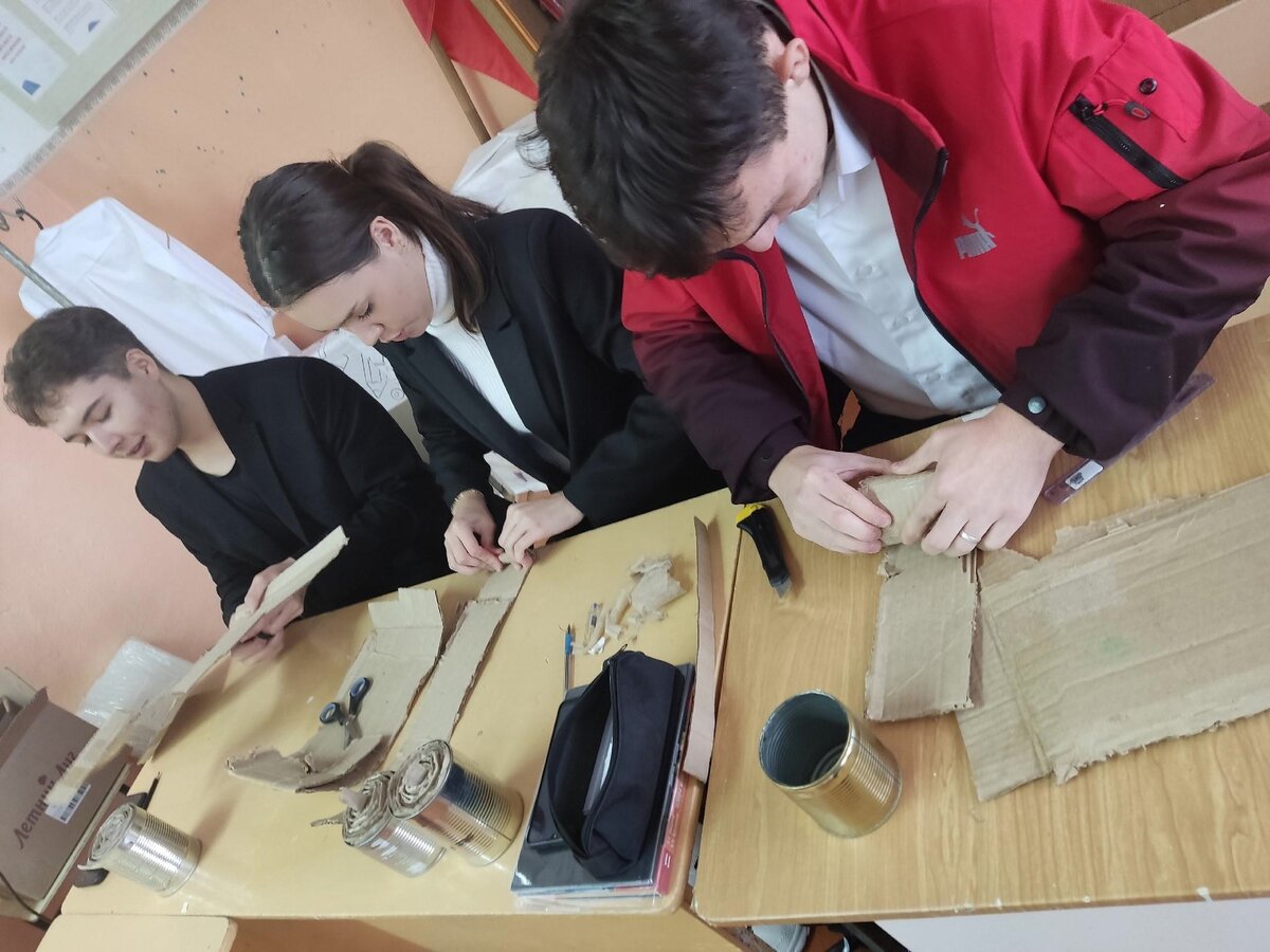    Школьники Оренбургской области на каникулах изготавливают окопные свечи для бойцов СВО Кристина Просвиркина