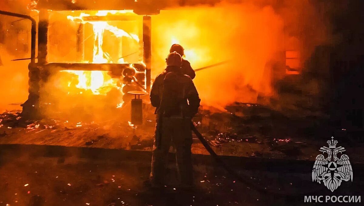     Во время возгорания в здании находились 11 человек, все они успели эвакуироваться, никто не пострадал.