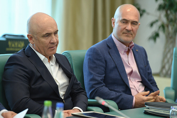    II квартал подряд первую десятку получателей госзаказа занимает государственный «Татавтодор», возглавляемый Айратом Шаймиевым (на фото слева) Вероника Ваганова, Алина Блинова, Альфред Мухаметрахимов