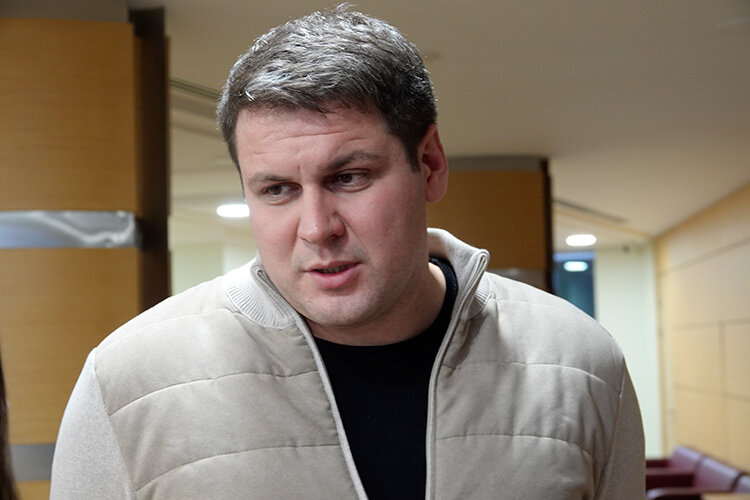    Динар Ахметов: «Сейчас в поселках и деревнях укладывают щебеночные дороги, которые весной и осенью «текут», уходят в грунт. А наша дорога прослужит 10 лет» Фото предоставлено АИР РТ