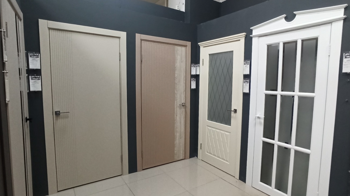 Выставка межкомнатных дверей в магазине в Ижевске