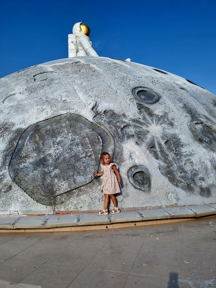 Такие же одинокие как этот астронавт на куполе. Планетарий Мерсин, Турция.