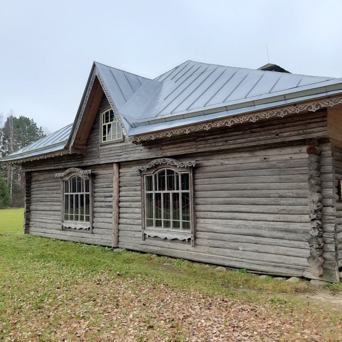 Пожарное депо. Внутри выставка. Фото автора.