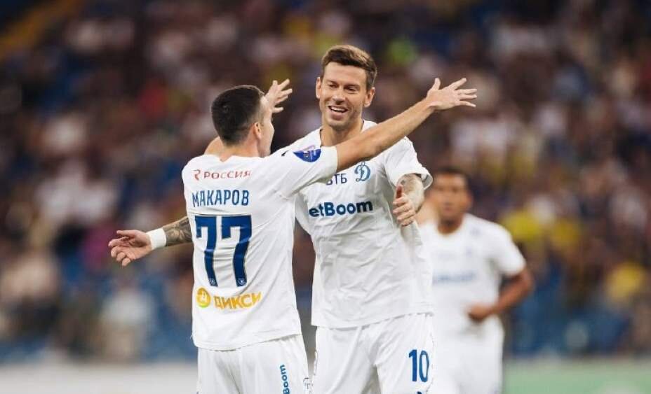    Денис Макаров празднует гол «Динамо» вместе с Федором Смоловым. Фото: Соцсети ФК «Динамо»