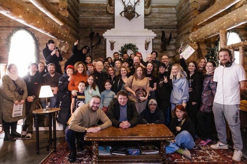     Александр Златопольский со съемочной группой фильма «Новогодний ол инклюзив». Фото: kinopoisk.ru.