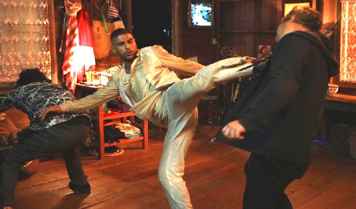 Ему бы шляпу белую ещё - и прямо вылитый Михалков из "Жестокого романса". 