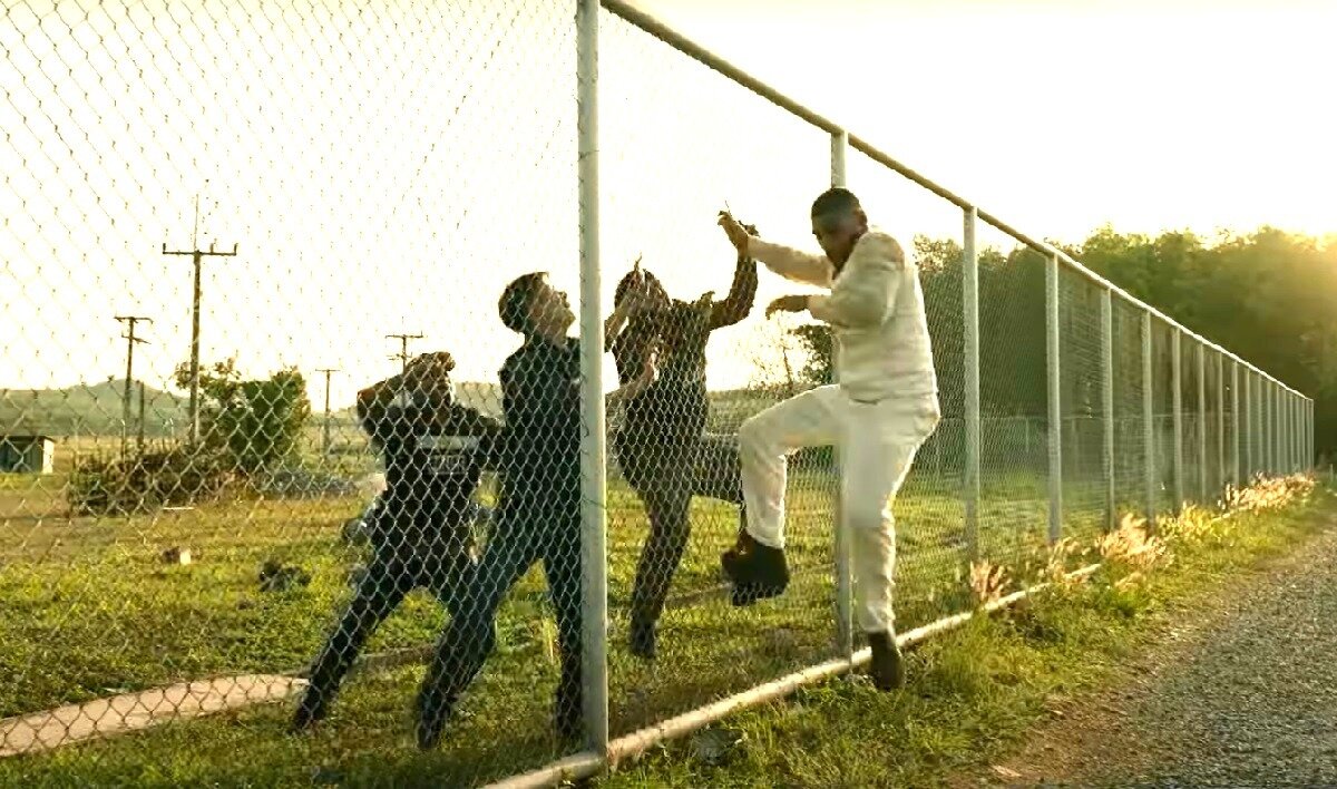 "- Отдай колбасу! - взывал Остап. - Отдай колбасу, дурак! Я все прощу!"©