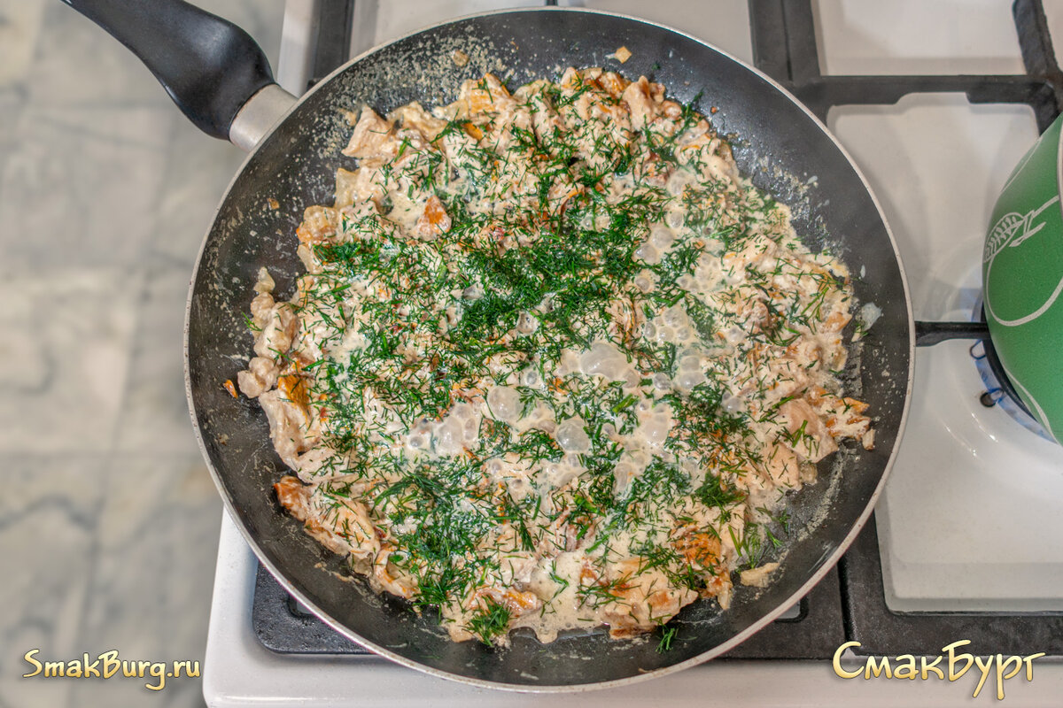 Курино-грибная подлива на сковороде - горячая, нежная и очень аппетитная. Угощайтесь, друзья!