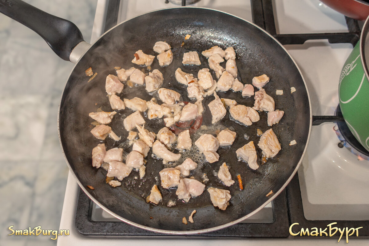 Обжарка куриного филе на той же сковороде, после обжарки грибов