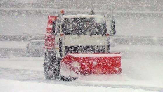    Более 660 единиц техники чистят трассы Новосибирской области после снегопада Богдан Герцен