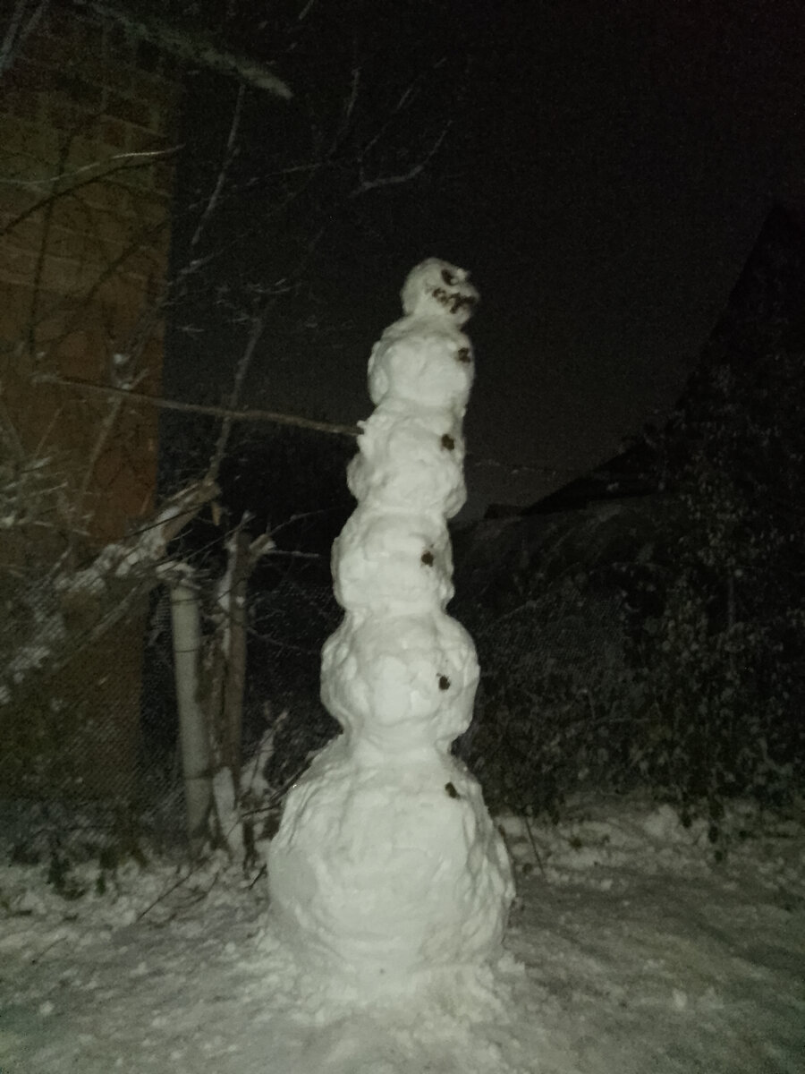 А такого страшного снеговика слепили с помощью табуретки