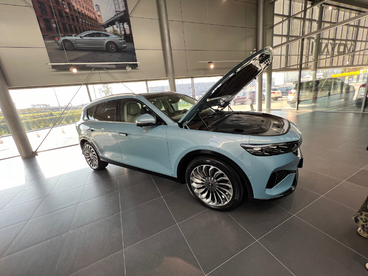 Машина в салоне Порше