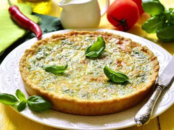 Пирог с лососем и шпинатом

📖 Ингредиенты:

- Шпинат – 200 г.
- Яйцо – 3 шт.
- Лосось - 300 г. 
- Мука – 150 г.
- Разрыхлитель – 1 ч. л.
- Растительное масло – 80 мл.
- Молоко – 130 мл.
- Сыр – 100 г.
- Сливочное масло – 20 г.
- Соль, перец – по вкусу

🧑🏻‍🍳 Приготовление:

1. Шпинат обжарить 5 минут на сливочном масле. 
2. Лосось обжарить отдельно и порезать кусочками
3. Яйца взбить, добавить растительное масло с молоком. 
4. Муку просеять и перемешать с разрыхлителем. Затем перемешать со шпинатом и лососем, а также с натертым сыром. 
5. Смешать со взбитым яйцом. 
6. Вылить тесто и шпинат с лососем в круглую форму и выпекать при температуре 180°С 45 минут.

#пирог #пирогслососем #горячееблюдо 