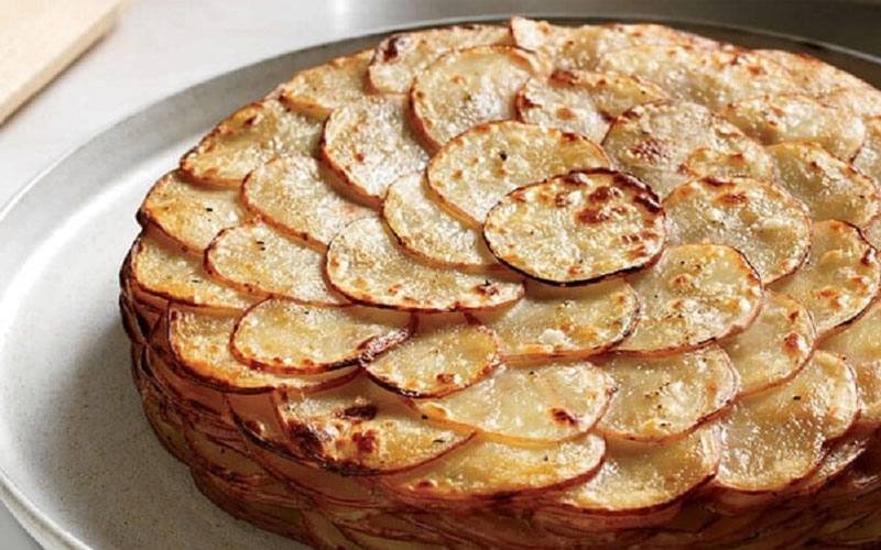 Картофель «Буланжер» 

📖 Ингредиенты:

- Картофель - 1 кг. 
- Лук - 2 шт. 
- Сливочное масло - 60 г. 
- Молоко - 400 мл. 
- Чеснок - пару зубчиков 
- Зелень, сыр - по вкусу 
- Соль, перец - по вкусу 

🧑🏻‍🍳 Приготовление:

1. Очистите и нарежьте картофель тонкими ломтиками. Лук нарежьте тонкими кольцами. Посолите и поперчите ломтики картофеля.
Смажьте форму для запекания сливочным маслом. Выложите слой картофельных ломтиков, затем слой лука, повторите так несколько раз.
2. Аккуратно выложите последний слой картофеля. Залейте слои картофеля горячим молоком.
3. Накройте форму фольгой и запекайте картофель 40 минут при 200 градусах. Далее снимите фольгу, убавьте температуру до 180 градусов и запекайте блюдо еще 40 минут.
4. Более насыщенный и интересный вкус блюду придаст мелко натертый чеснок, добавленный в несколько слоев. Хорошо комбинируется запеченный картофель со свежей зеленью и тертым сыром.

#картофельбуланжер #картофель #горячееблюдо 