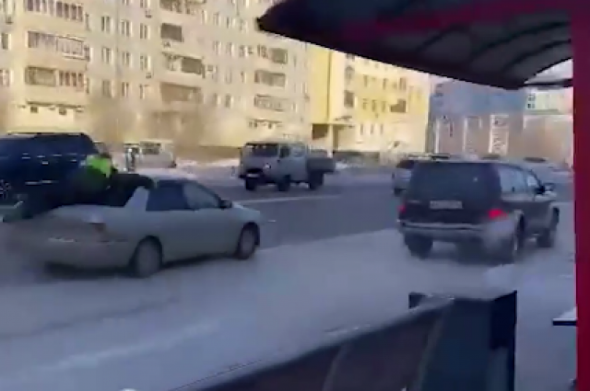    Инспектор ДПС в Якутске остановил машину дебошира, зацепившись за багажник