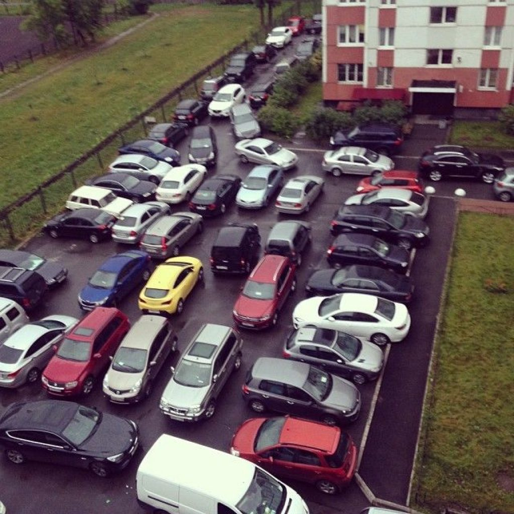 Где можно оставить автомобиль. Парковка во дворе. Стоянка машин. Много машин во дворе. Много машин возле дома.