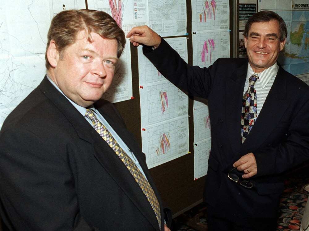 Дэвид Уолш (слева) и его будущий главный геолог и вице-президент по геологоразведке Bre-X Minerals Ltd Джон Фельдерхоф (справа)