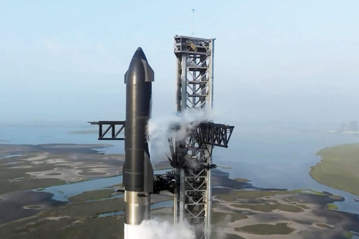 SpaceX Starship (читается: спэйс-экс старшип) — разрабатываемая компанией SpaceX многофункциональная, полностью многоразовая двухступенчатая система из сверхтяжёлой ракеты-носителя Super Heavy и космического корабля Starship, предназначенная для экономичной доставки грузов и людей на низкую околоземную, солнечно-синхронную и геопереходную орбиты, а также для межпланетных полётов на Луну и Марс. Самая большая по массе и размерам и самая мощная ракета-носитель в истории.