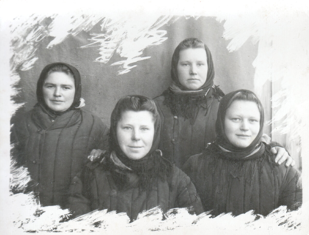 Основной трудовой ресурс – женщины: в 1946-м поехали четыре подруги из Белоруссии на Донбасс восстанавливать угольную промышленность (слева – Агафья Борикова, по мужу – Степаненко). Фото из архива Андрея Добрикова