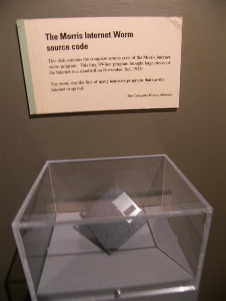 Дискета с исходным кодом червя Морриса, хранящаяся в Музее компьютерной истории