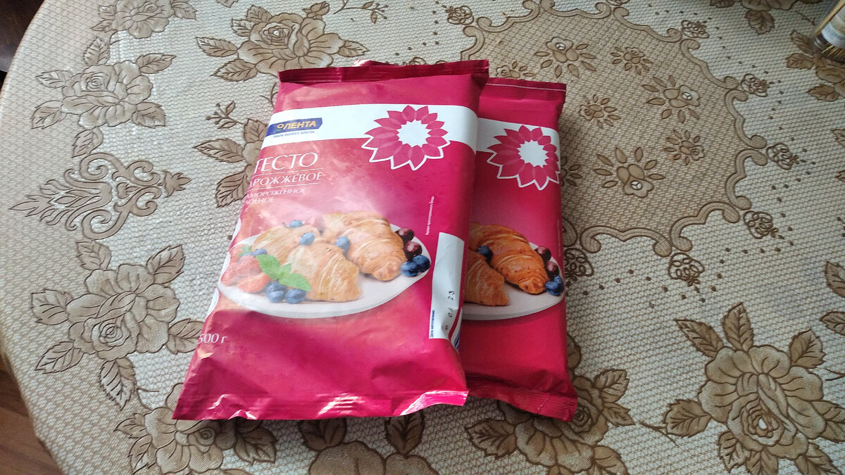 Купленные в магазине пакеты с дрожжевым слоеным тестом