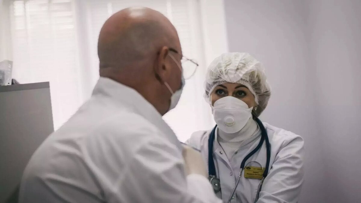     Осенью заболеваемость коронавирусом в Волгоградской области снова пошла вверх. «НовостиВолгограда.ру» выяснили, ждать ли нашествия новых штаммов и что нужно делать, чтобы не заболеть.