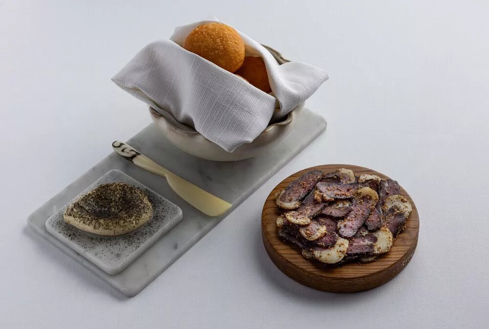 Snacks: билтонг, пончики мгуэньяс, масло с анчоусом📷
