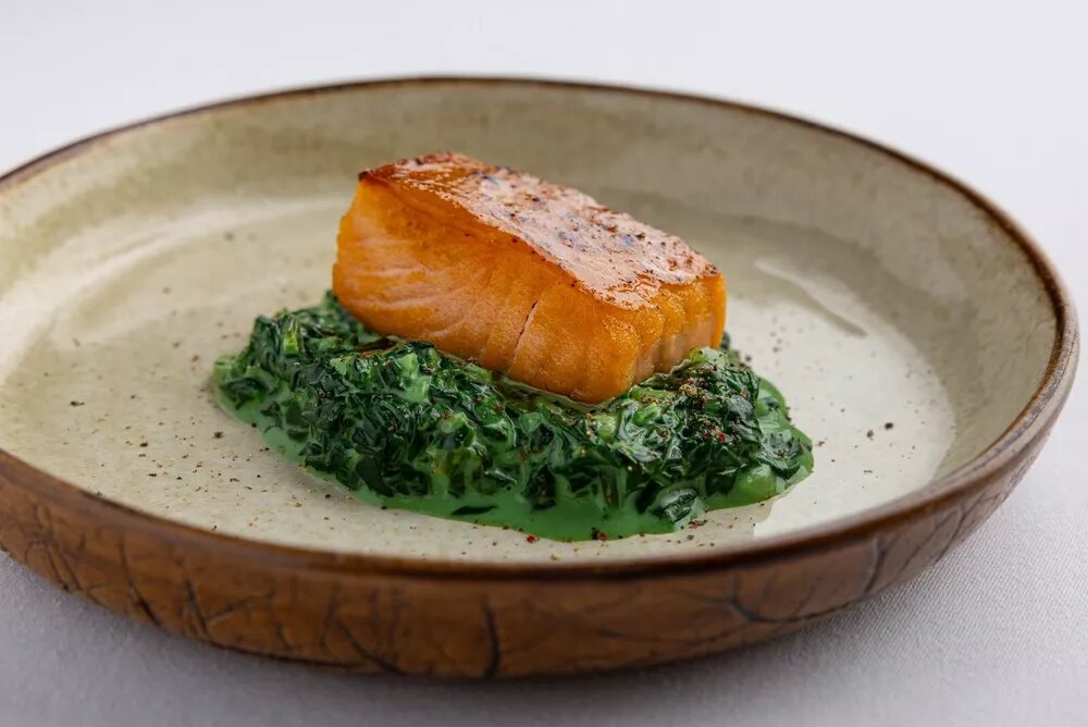 Braai: опаленный лосось в абрикосовой карамели со сливочным шпинатом📷
