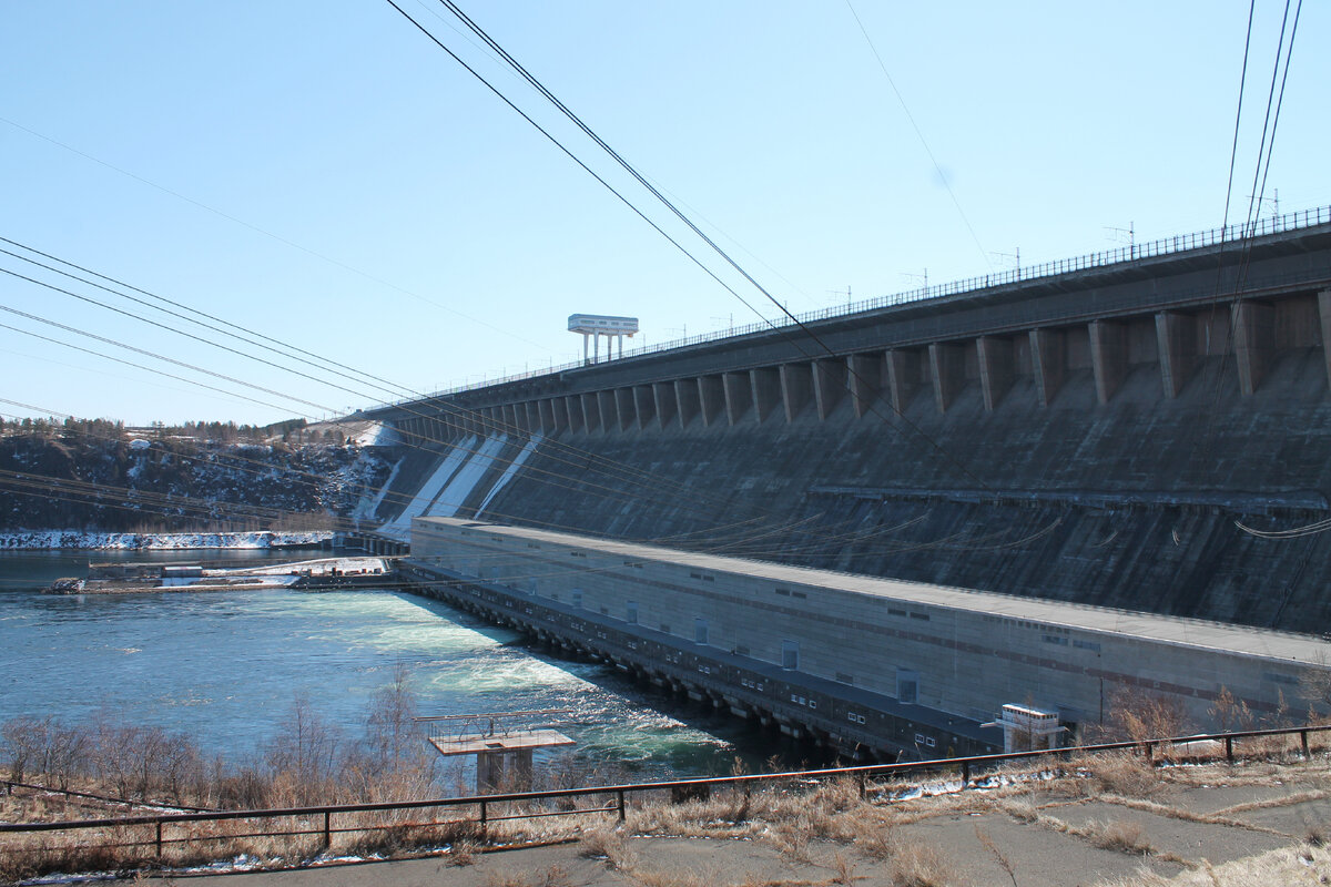 © Сайга / CC BY-SA 4.0 (Вид на ГЭС с левого берега. Проектирование Братской ГЭС стартовало в 1949 г. Строительство началось спустя пять лет. Ангару окончательно перекрыли в 1959 г. Первый гидроагрегат запустили в 1961-м, а восемнадцатый (последний) — в 1966 г.)