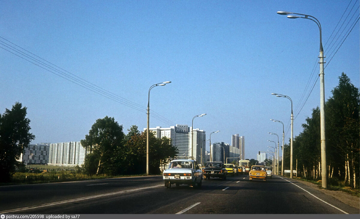 Ленинский проспект в сторону центра, 1979. Слева в 2014 году открыли станцию метро "Тропарёво". С сайта www.pastvu.com.