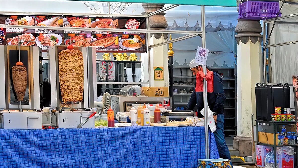     В Ростове после массового отравления любителей шаурмы суд вынес решение прекратить работу «Шаверма Хаус» на 90 дней, об этом сообщили в объединенной пресс-службе донских судов.