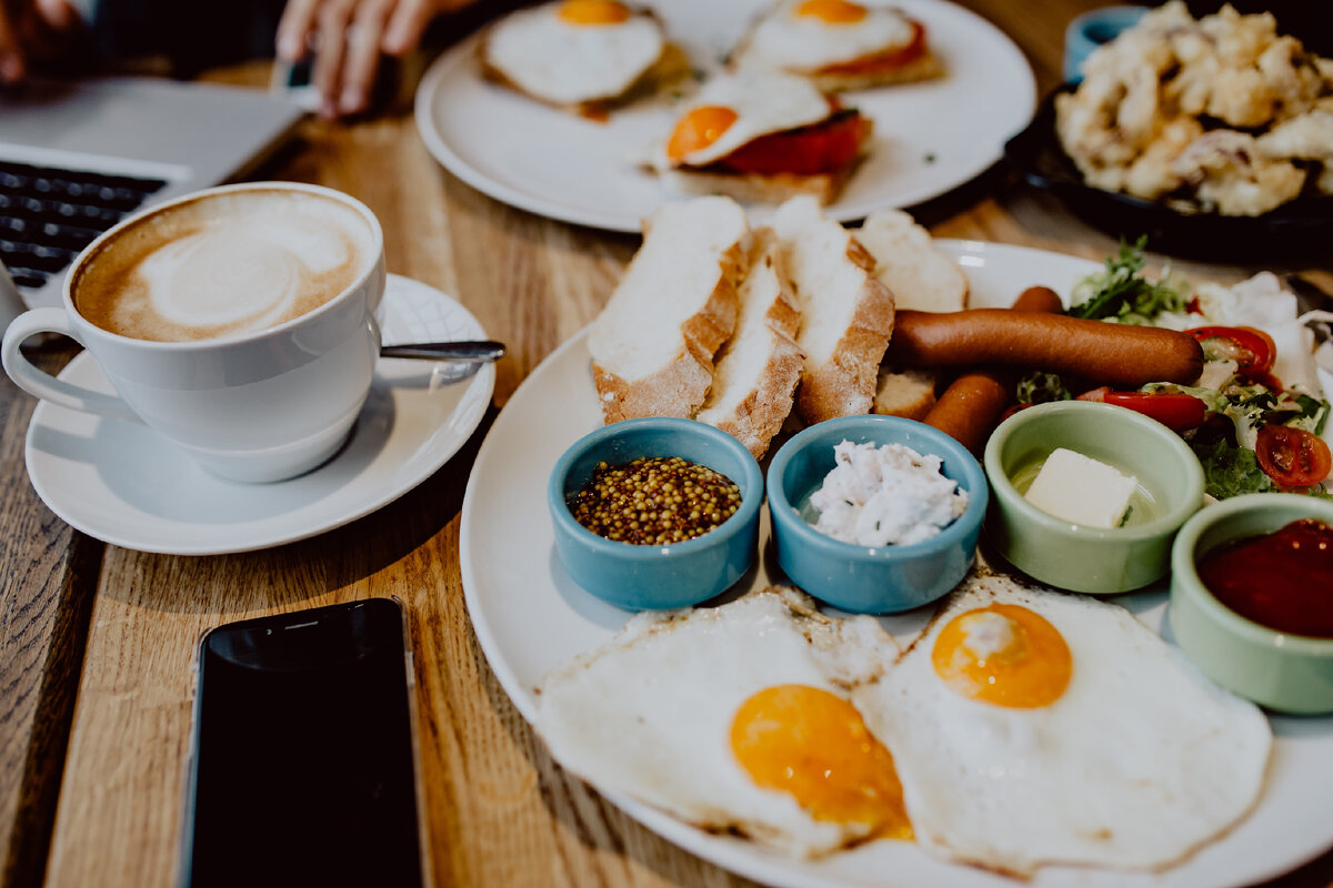Second breakfast. Английский завтрак в кофейне. Завтрак кофе в холодных тонах