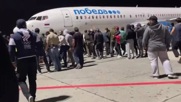 В воскресенье 29 октября толпа встречала рейсы в аэропорту Махачкалы. Фото: RTVI