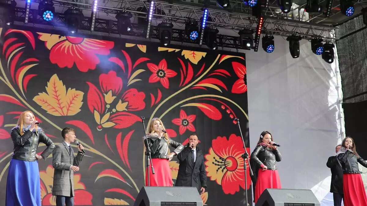     Для жителей Ростова-на-Дону в День народного единства подготовили большое количество праздничных мероприятий. Куда можно сходить, в материале RostovGazeta.