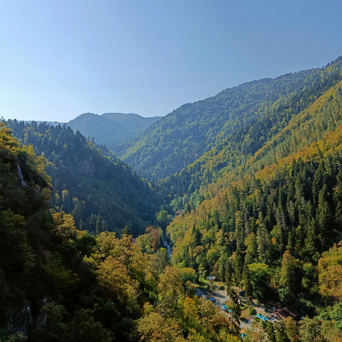 Открывающийся вид с канатной дороги Боржоми