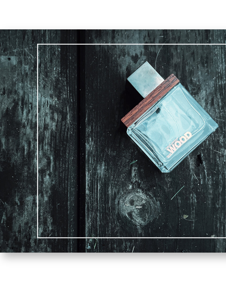 ВЕРХ: Лимон, Нероли, Жасмин СЕРЕДИНА: Фиалка, Гелиотроп, Мускус
БАЗА: Кедр, Ветивер, Амбра
