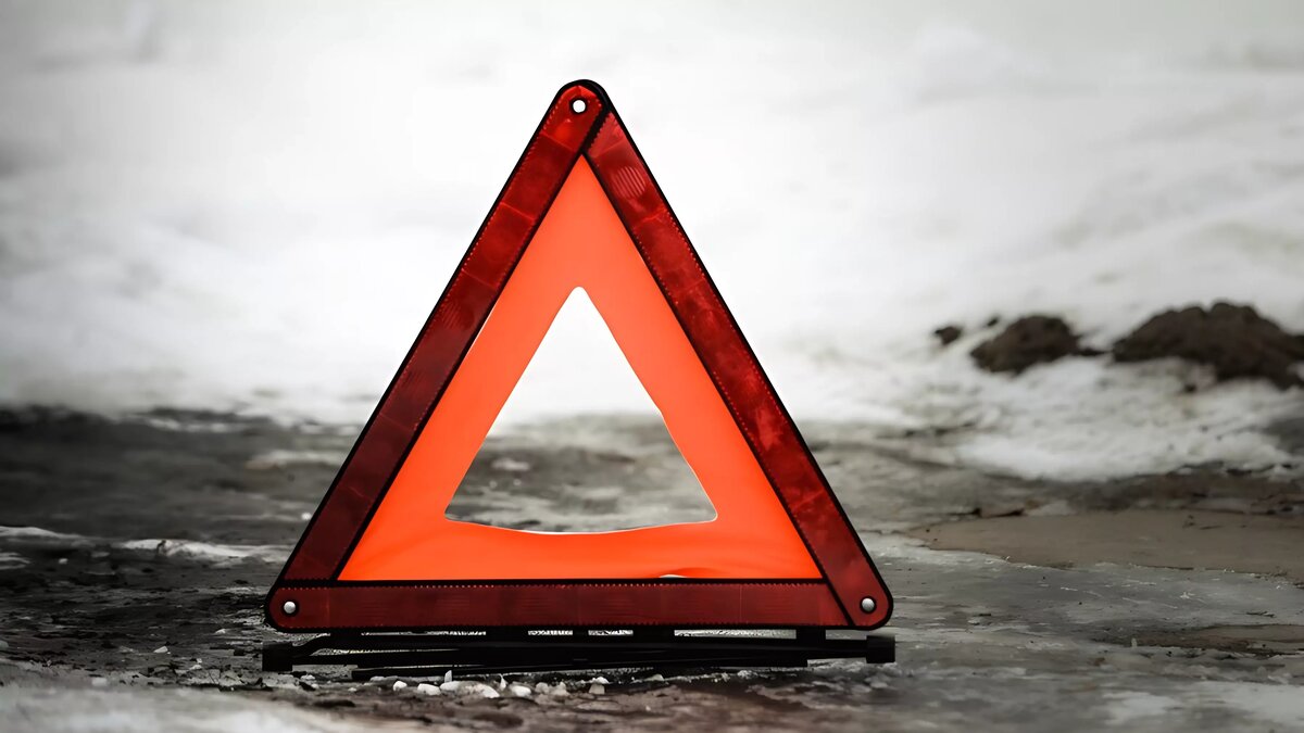     Автомобиль спасателей занесло на скользкой дороге, видео с места происшествия опубликовали очевидцы.