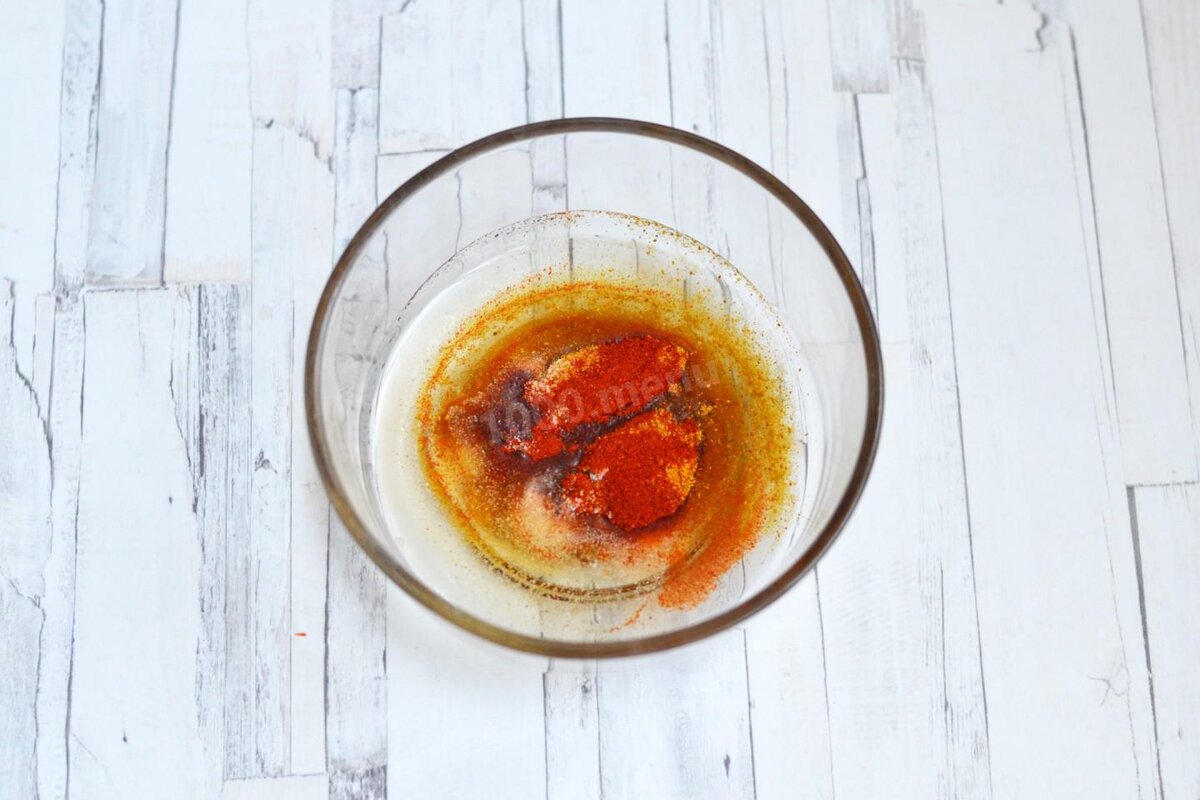 В мисочке соедините растительное масло, жидкий мед, паприку, карри, сухой чеснок, молотый перец и соль. Вместо паприки, чесночного порошка и карри можете использовать готовую смесь специй для курицы. Однако зачастую в таких смесях уже присутствуют соль и перец, учитывайте это, чтобы не пересолить и не переперчить блюдо.