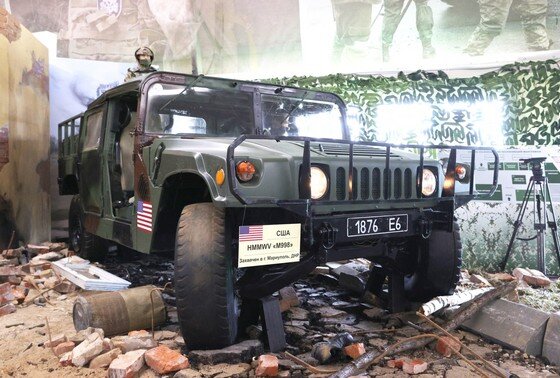    Американский многоцелевой автомобиль «Хаммер HMMWV» M988, представленный на выставке трофеев