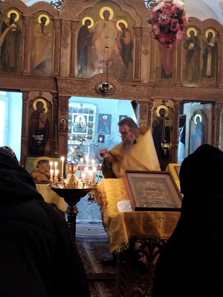 Батюшка Валентин служит