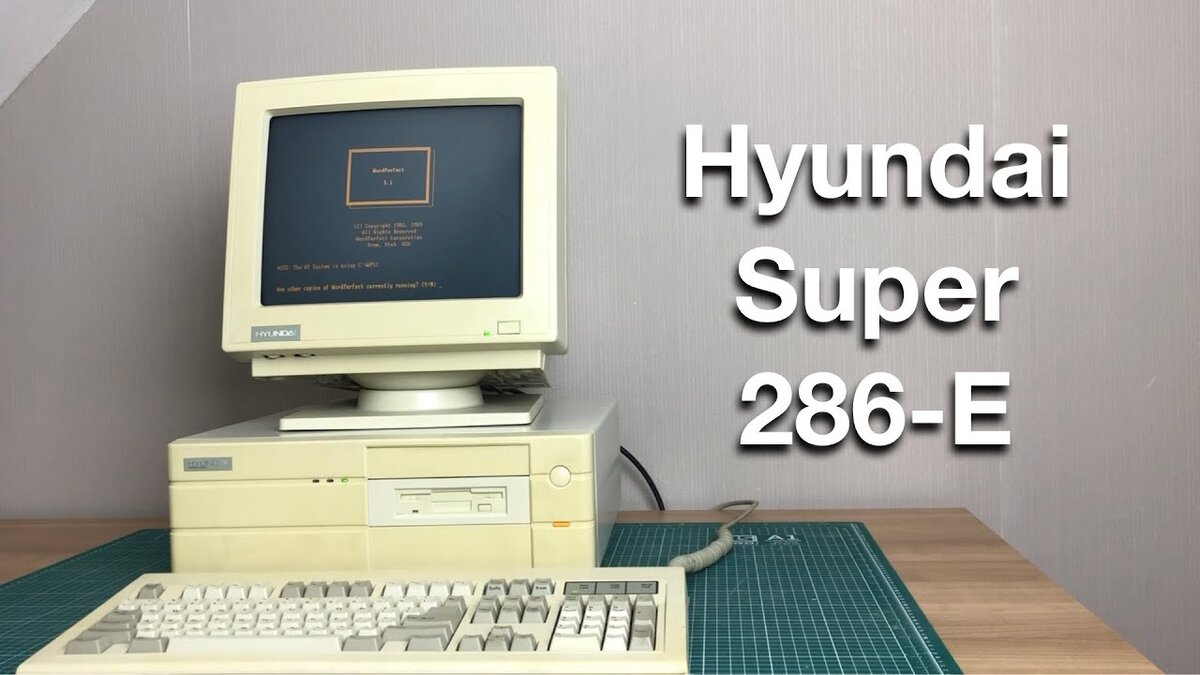 малююююююсенький мониторчик, зато цветной :)