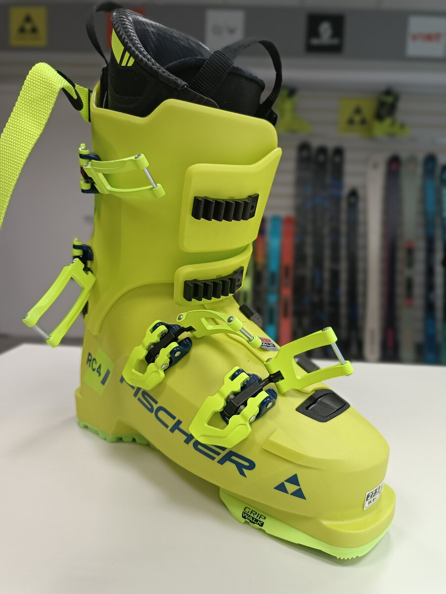 Обычный горнолыжный ботинок, взятый с витрины