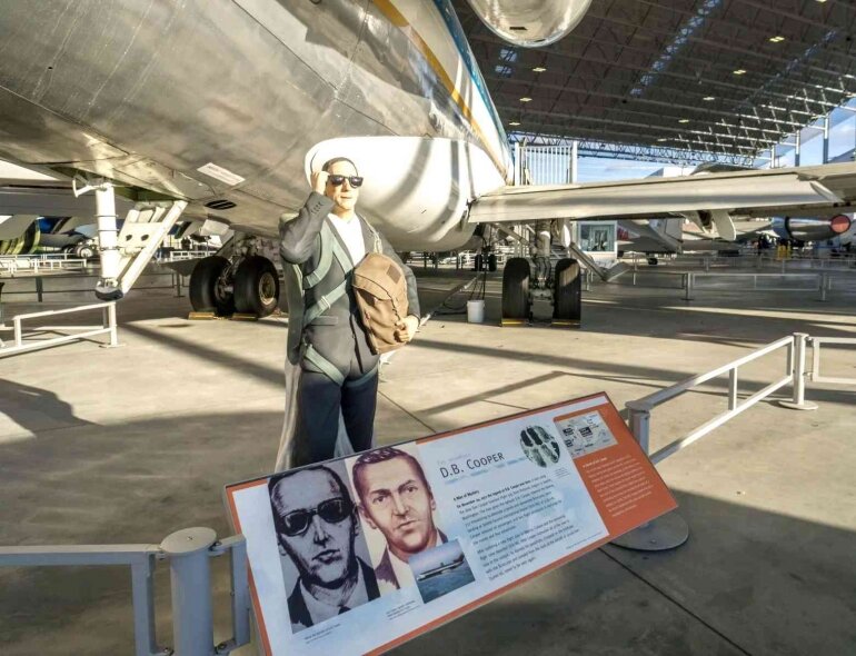 Статуя Д.Б. Купера в частном Музее полетов, Сиэтл. Источник: https://www.kompasiana.com