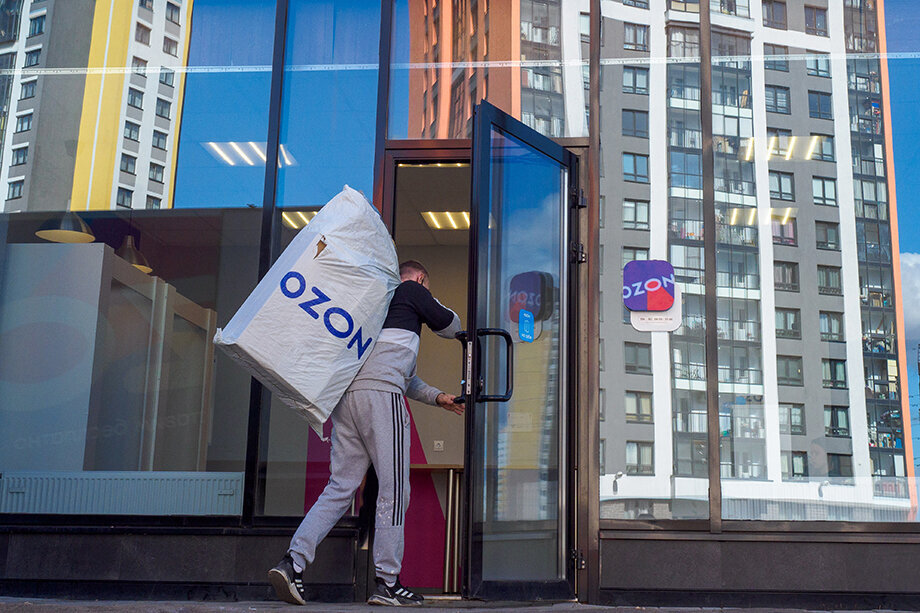 Маркетплейс Ozon самостоятельно аннулировал покупку из-за отсутствия товара. Фото: Семён Лиходеев/ТАСС