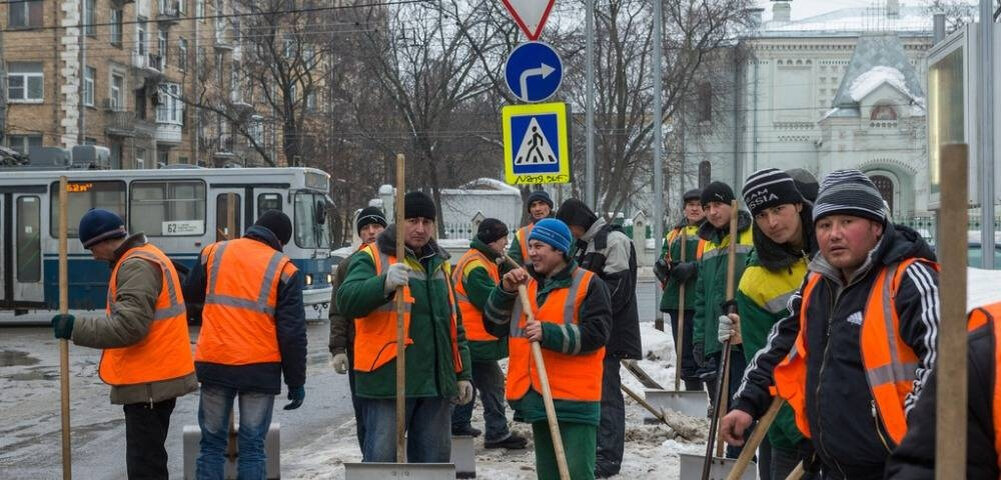 Работа дворником в москве. Дворник ЖКХ. Мусофирлик бошимизда. Мусофирлар фото дворников. Устроится дворником в посольстве.