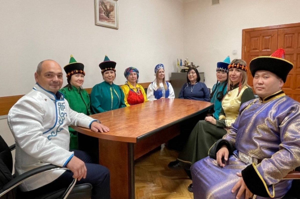    Сотрудники администрации в Улан-Удэ работали в национальных костюмах