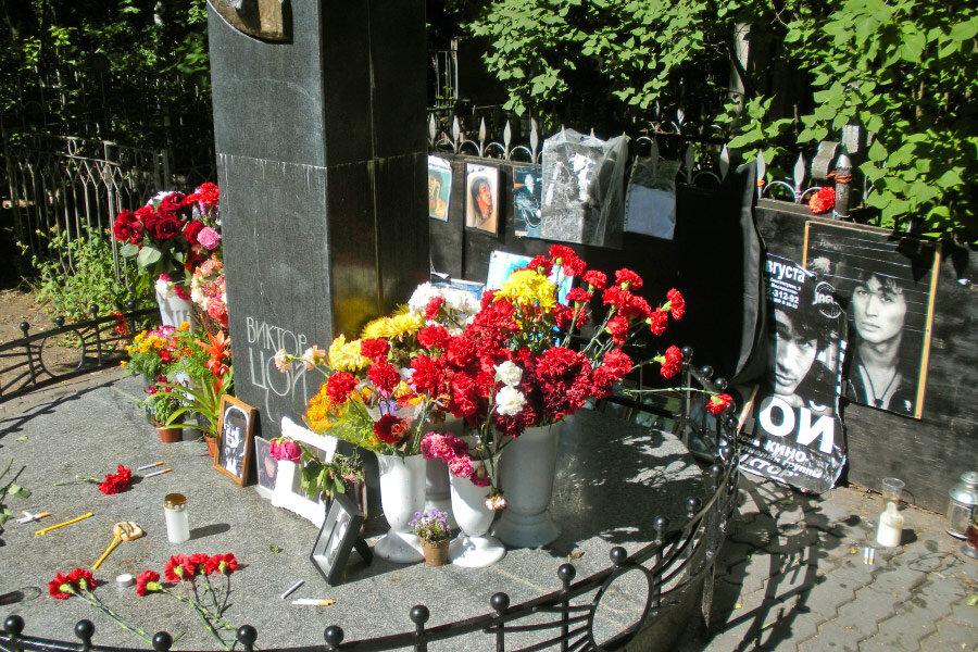 Цой похоронен. Могила цоя на богословском кладбище. Могила виктора цоя на богословском кладбище. Могила виктора цоя. Виктор цой похоронен на богословском кладбище.